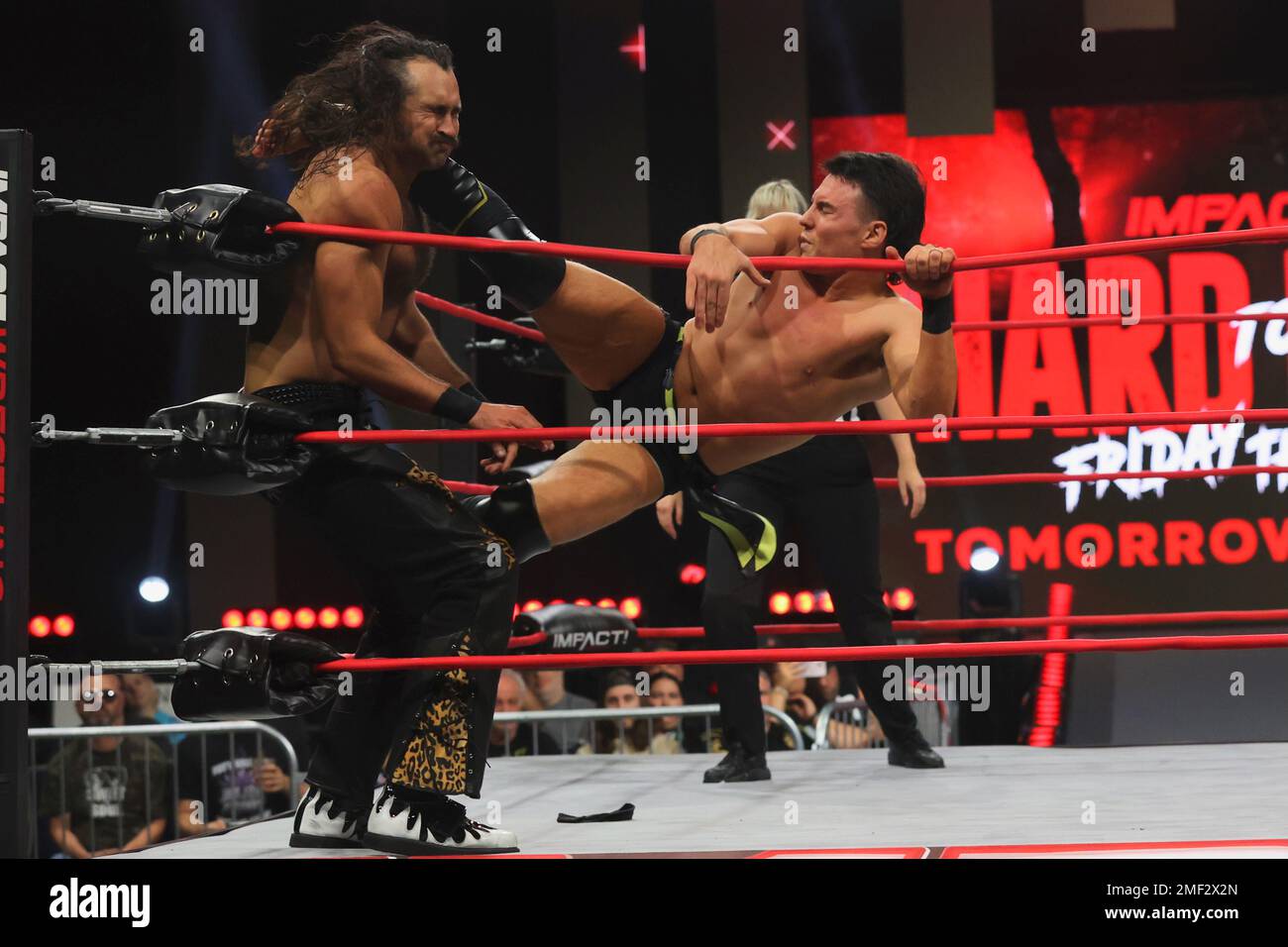 Mike Bailey (à droite) remet un coup de pied à la tête d'Anthony Greene (à gauche) à l'IMPACT Wrestling Winter Warfare au Charles F. Dodge City Center le 10 décembre 2022 à Pembroke Pines, FL. (Crédit : Paul Fong/image du sport) Banque D'Images