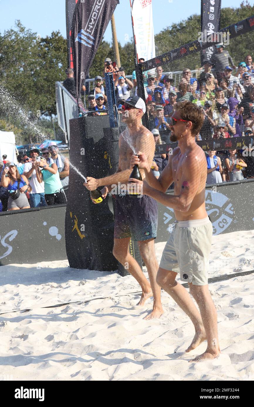 Phil Dalhausser (à gauche) et Taylor Crabb (à droite) célèbrent la victoire des finales masculines à l’AVP Central Florida Open au Hickory point Beach Sand vol Banque D'Images