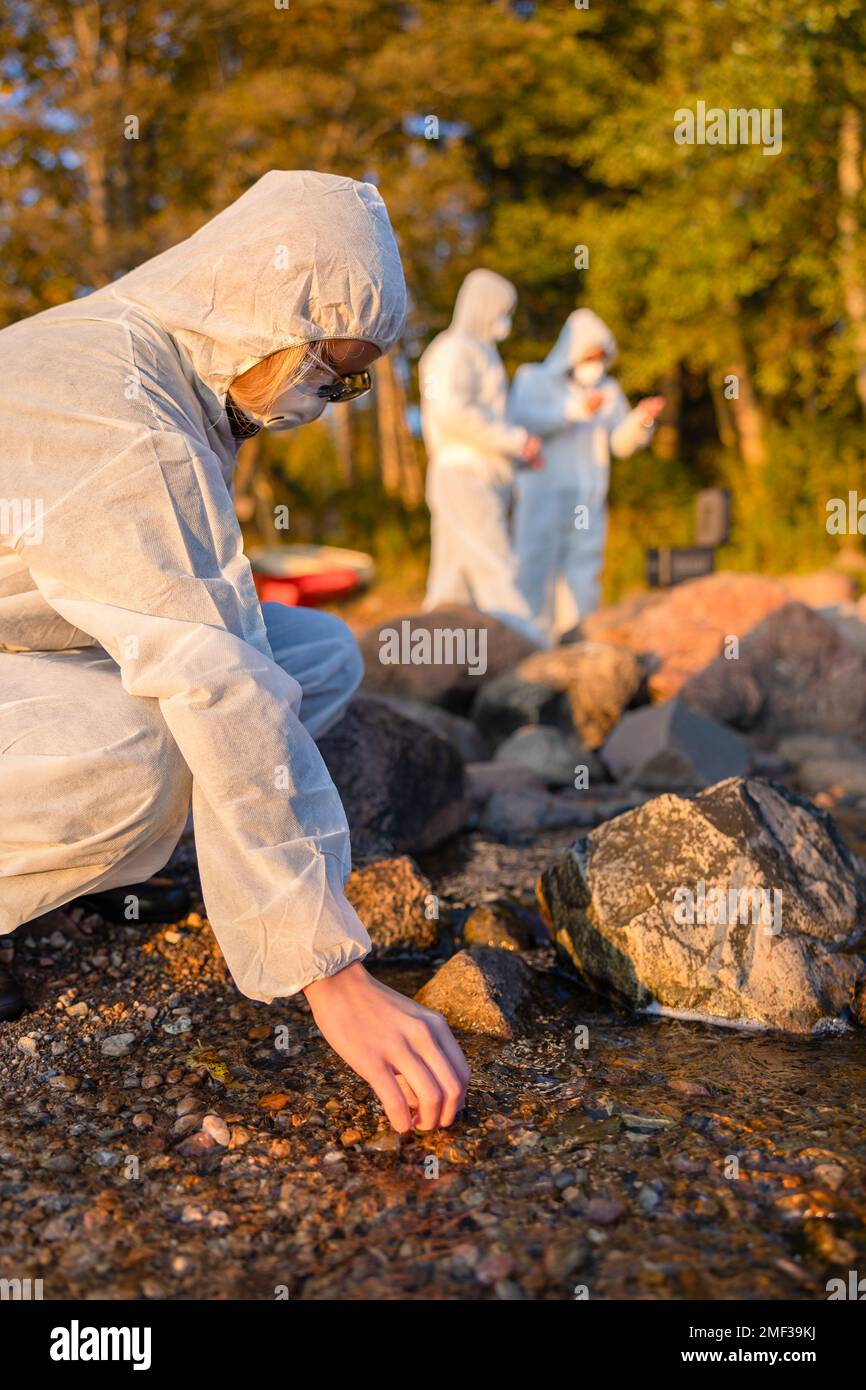 Équipe de scientifiques qui recueillent des échantillons d'eau au bord de la mer Banque D'Images