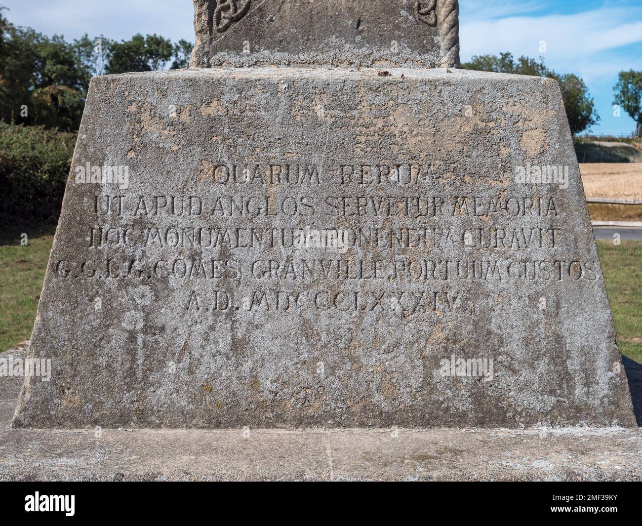 Base en pierre sur la Croix de St Augustine, un monument en pierre près de Ramsgate, Kent, Royaume-Uni. Banque D'Images