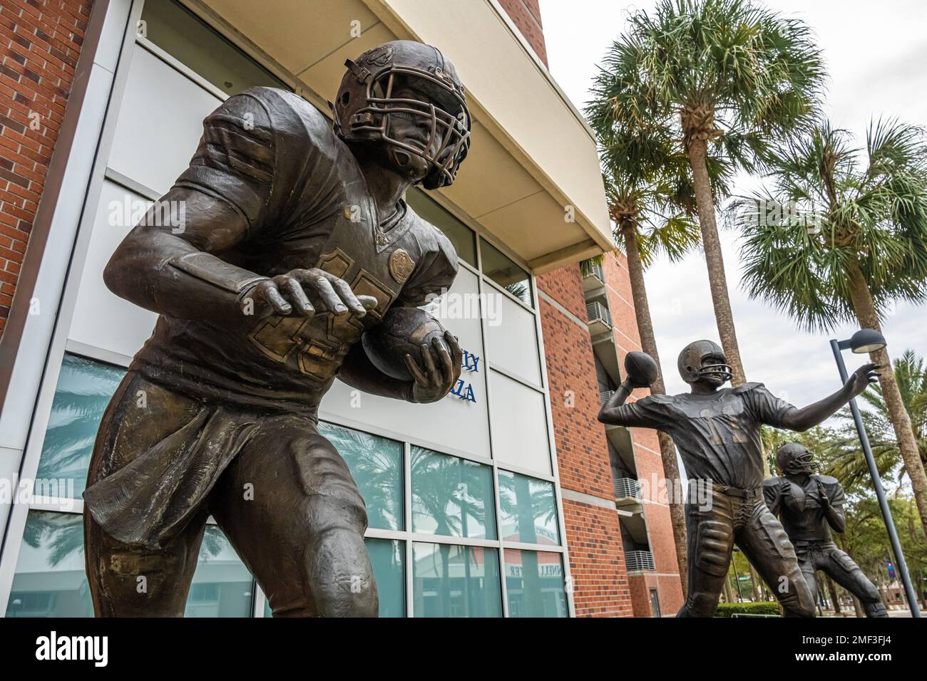 Statues en bronze des lauréats du trophée Heisman de l'Université de Floride, Tim Tebow, Steve Spurrier et Danny Wuerffel, à l'extérieur du stade Ben Hill Griffin. (ÉTATS-UNIS) Banque D'Images