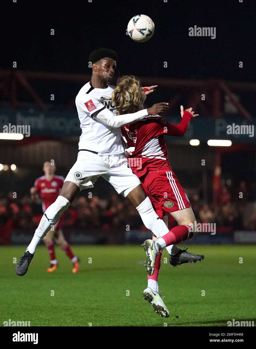 Tommy Leigh d'Accrrington Stanley et David Agbontohoma de Boreham Wood (à gauche) se battent pour le ballon lors du troisième match de replay rond de la coupe Emirates FA au stade Wham, Accrington. Date de la photo: Mardi 24 janvier 2023. Banque D'Images