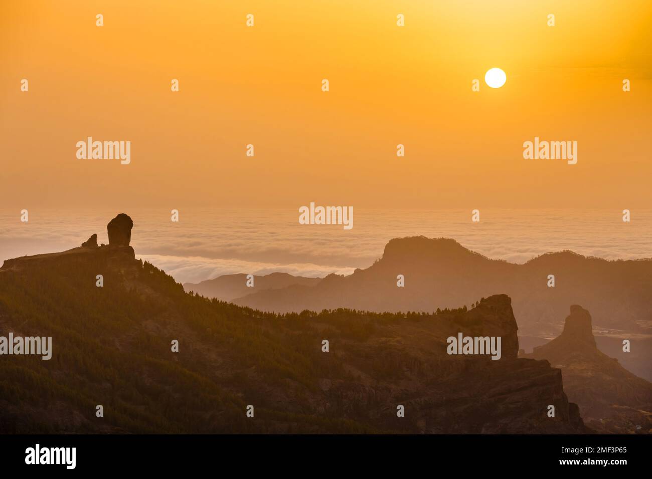 Coucher de soleil depuis le sommet de Pico de las Nieves, île de Gran Canaria. Banque D'Images