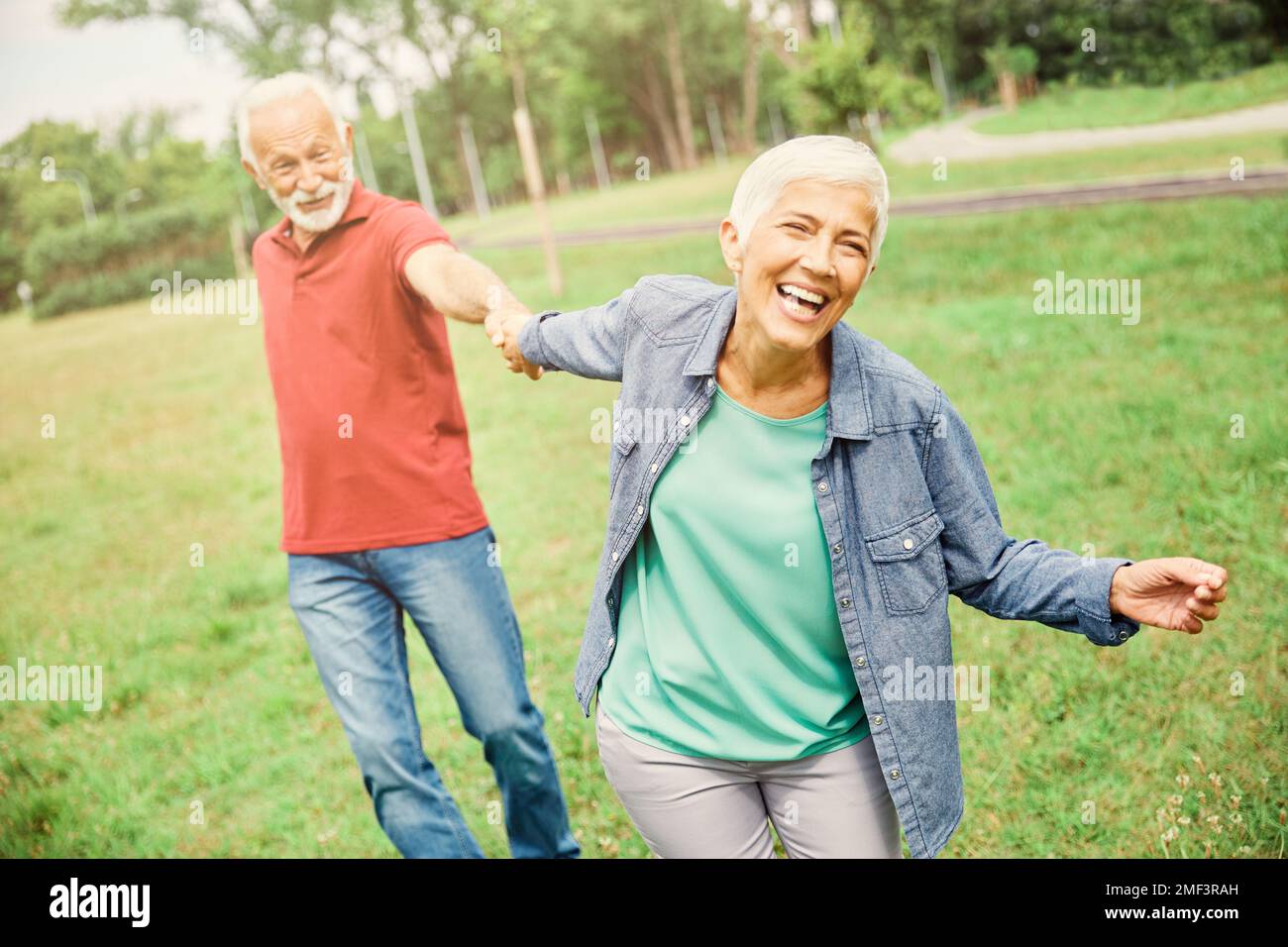 couple senior heureux vieux amour ensemble retraite style de vie souriant homme femme mature plaisir Banque D'Images