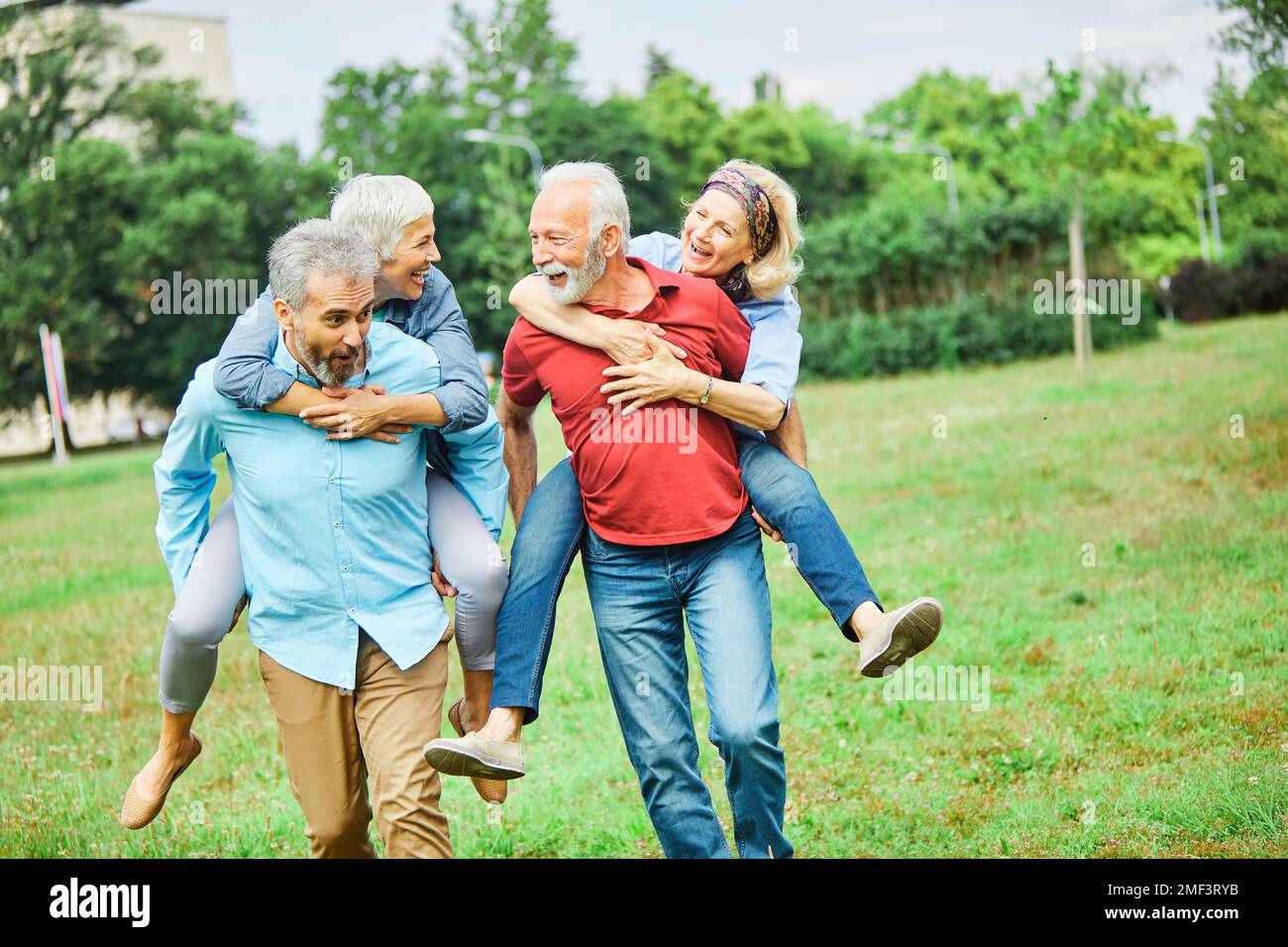 couple de personnes âgées heureux les personnes âgées aiment ensemble retraite homme femme mature piggyback amusement Banque D'Images