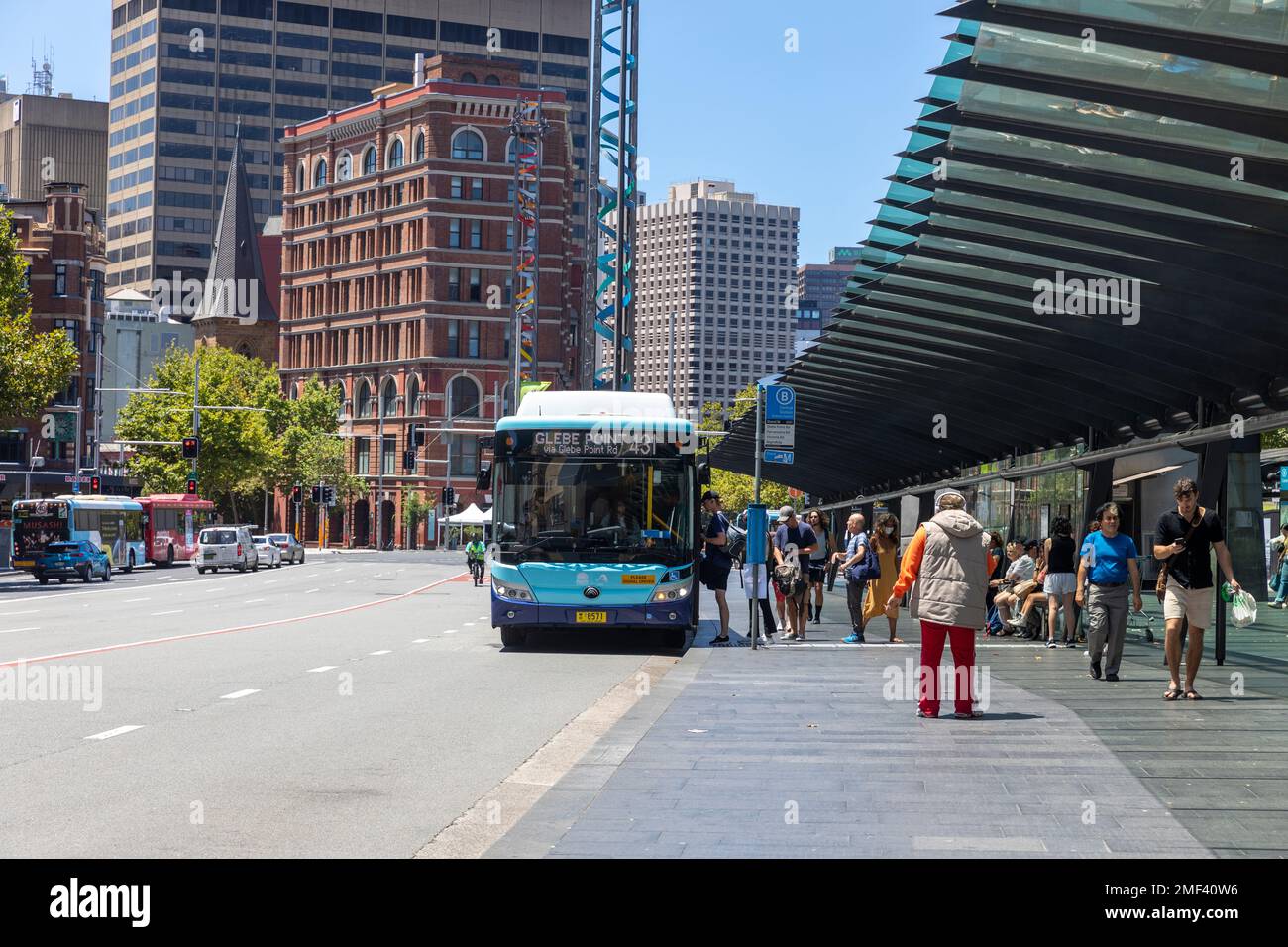Centre-ville de Sydney et bus de Sydney sur la place du chemin de fer, Chippendale, Sydney, Nouvelle-Galles du Sud, Australie Banque D'Images