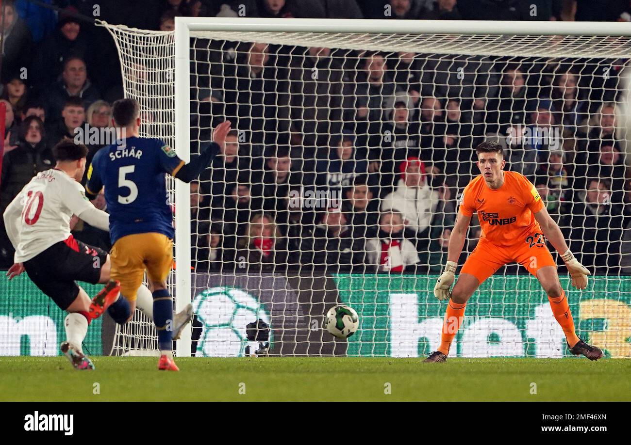 Le Che Adams de Southampton voit son tir sauvé par le gardien de but de Newcastle, Nick Pope, lors du match de demi-finale de la première jambe de la Carabao Cup à St. Mary's Stadium, Southampton. Date de la photo: Mardi 24 janvier 2023. Banque D'Images