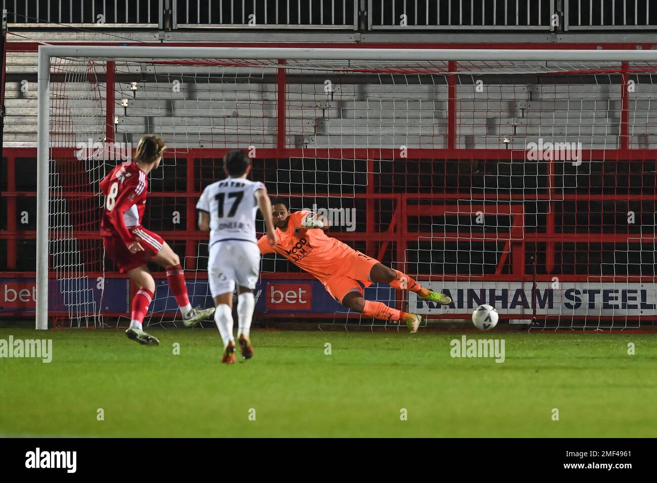 Tommy Leigh #8 d'Accrington Stanley a obtenu 1-0 lors de la coupe Emirates FA troisième Round Replay Match Accrington Stanley vs Boreham Wood au stade Wham, Accrington, Royaume-Uni, 24th janvier 2023 (photo de Craig Thomas/News Images) Banque D'Images