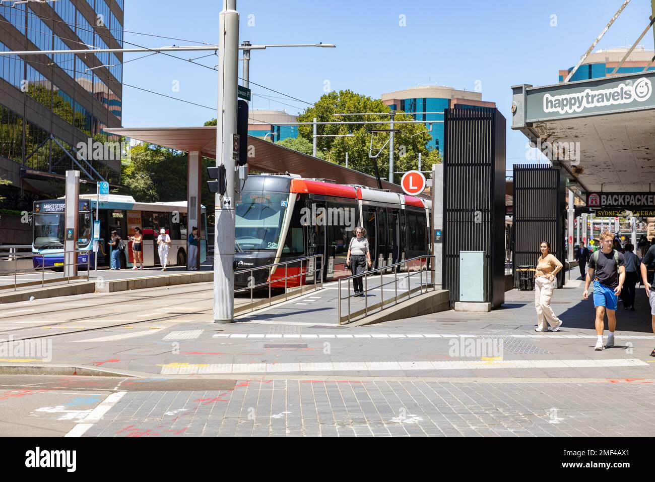 Centre-ville de Sydney et train léger à l'arrêt Haymarket Light Rail, Sydney, Nouvelle-Galles du Sud, Australie Banque D'Images