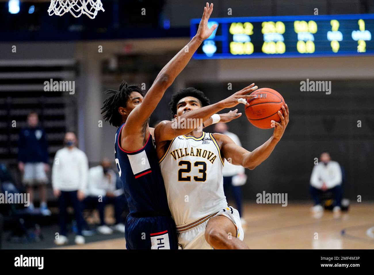 Villanova's Jermaine Samuels, right, goes up for a shot against Connecticut's Isaiah Whaley during the first half of an NCAA college basketball game, Saturday, Feb. 20, 2021, in Villanova, Pa. (AP Photo/Matt Slocum) Banque D'Images