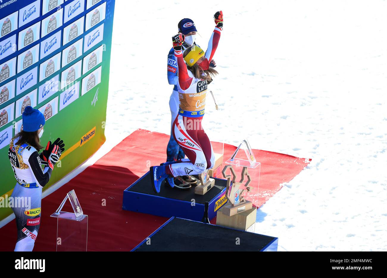 Austria's Katharina Liensberger, center, winner of the women's slalom, celebrates on the podium with second placed Slovakia's Petra Vlhova, left, and third placed United States' Mikaela Shiffrin, at the alpine ski World Championships in Cortina d'Ampezzo, Italy, Saturday, Feb. 20, 2021. (AP Photo/Marco Tacca) Banque D'Images