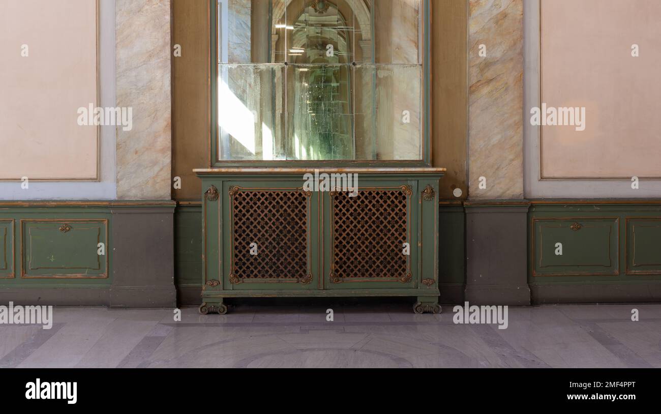 Miroir à l'ancienne dans la gare de Trieste, Italie Banque D'Images