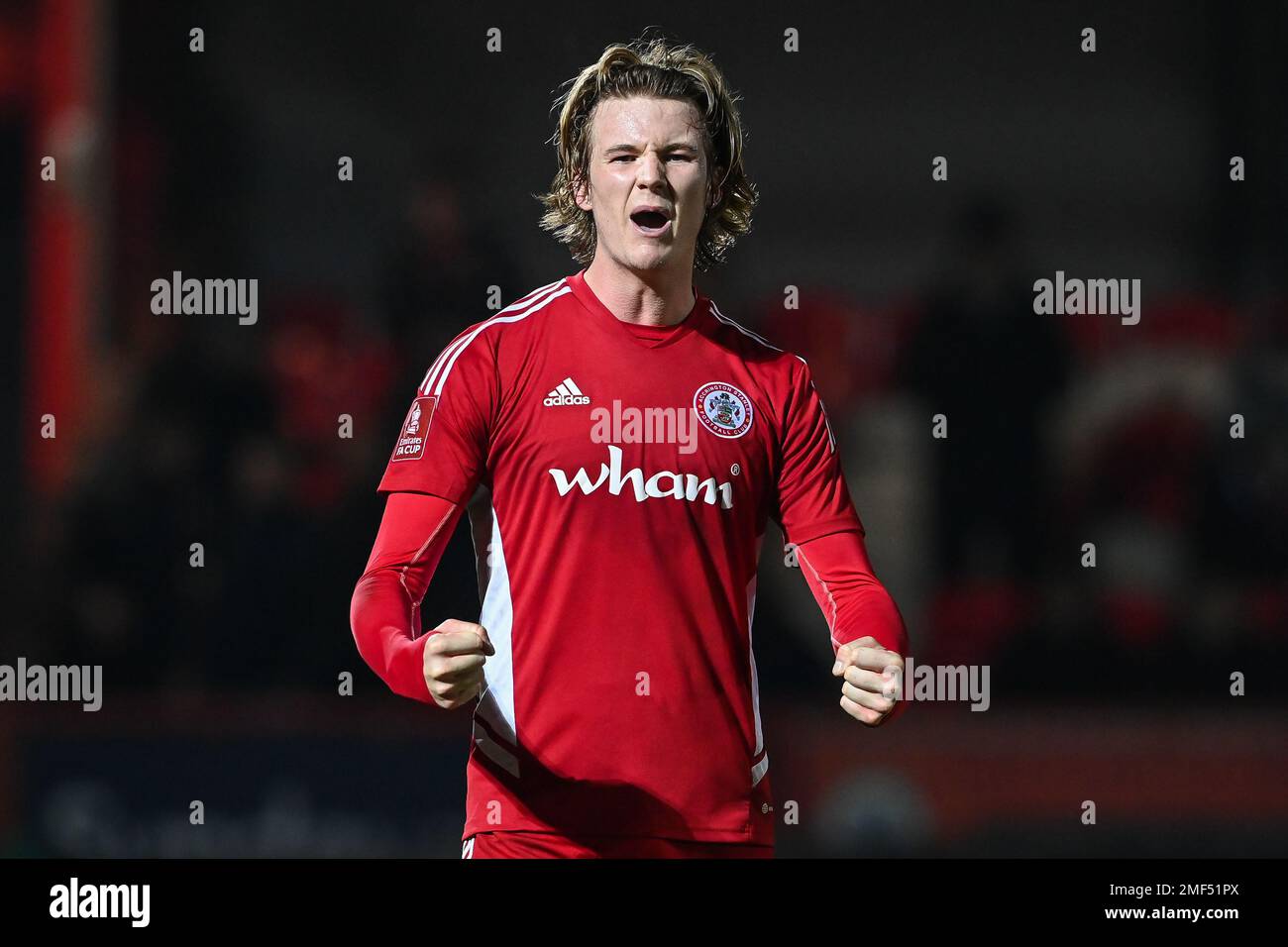 Tommy Leigh #8 d'Accrington Stanley fête ses côtés gagner n'importe quelle fin de la coupe Emirates FA troisième Round Replay Match Accrington Stanley vs Boreham Wood au stade Wham, Accrington, Royaume-Uni, 24th janvier 2023 (photo de Craig Thomas/News Images) Banque D'Images