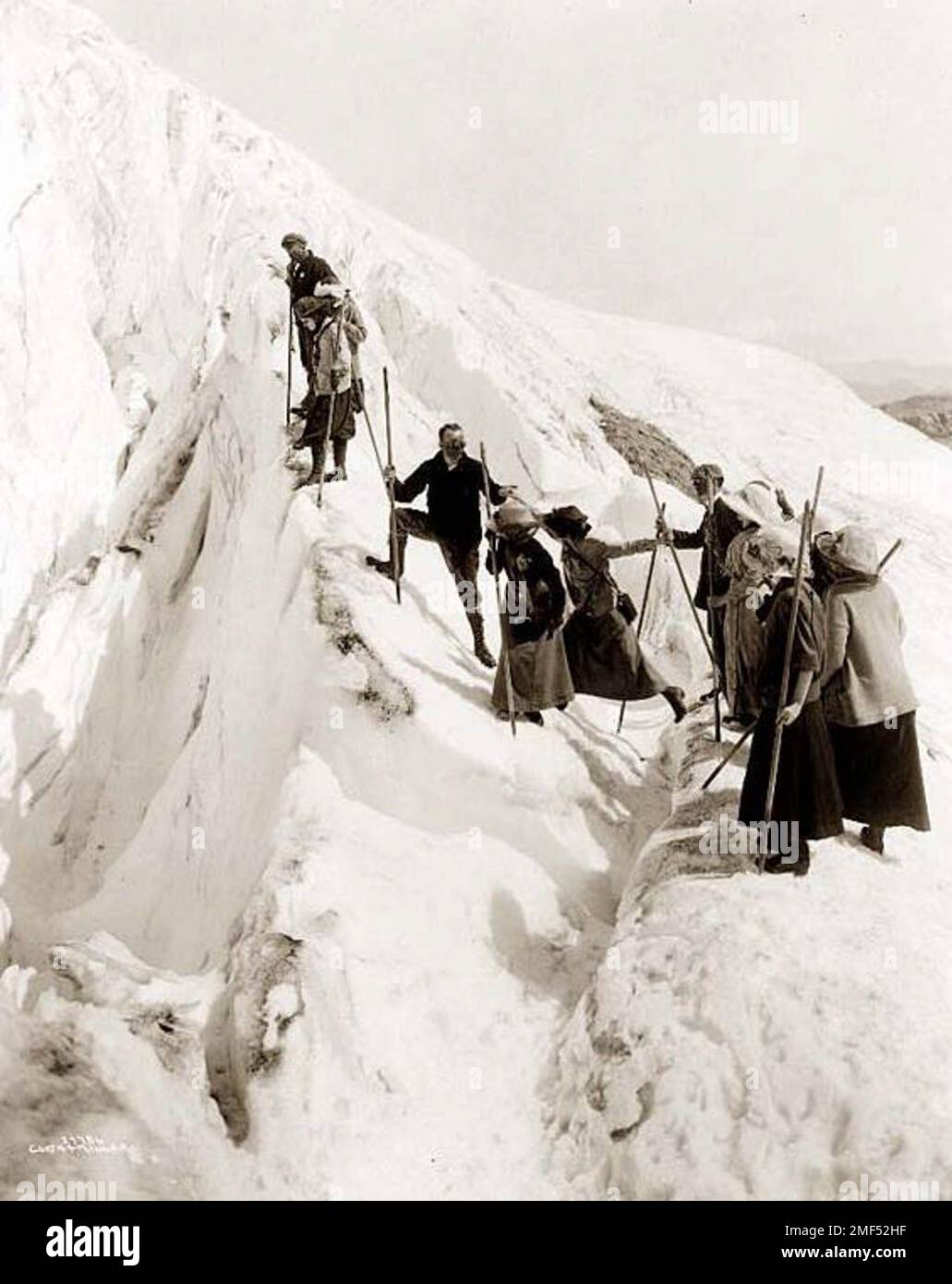 Groupe d'hommes et de femmes grimpant au glacier Paradise Banque D'Images