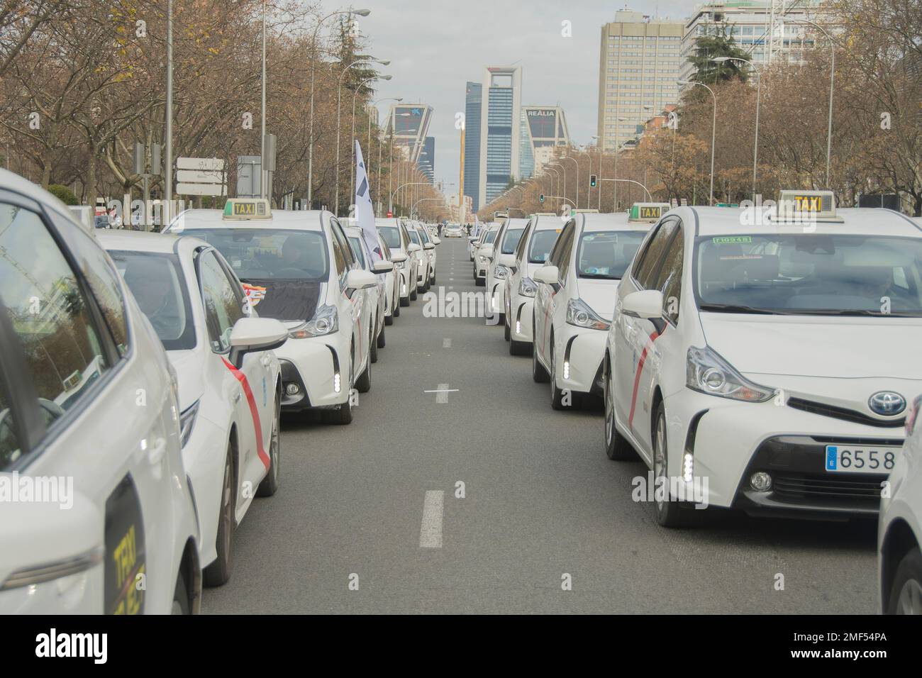 Madrid, Madrid, Espagne. 24th janvier 2023. Les images de 24 janvier montrent le convoi de taxis qui se déplace lentement le long de l'Avenida de la Castellana. Environ 6 000 chauffeurs de taxi ont bloqué une rue à Madrid en réponse aux nouvelles réglementations prévues par le gouvernement. La nouvelle réglementation prévoit que les chauffeurs de taxi peuvent fonctionner 24 heures sur 24. Ils veulent également qu'un seul passager réserve un seul siège dans les véhicules. (Credit image: © Alberto Sibaja/Pacific Press via ZUMA Press Wire) USAGE ÉDITORIAL SEULEMENT! Non destiné À un usage commercial ! Banque D'Images