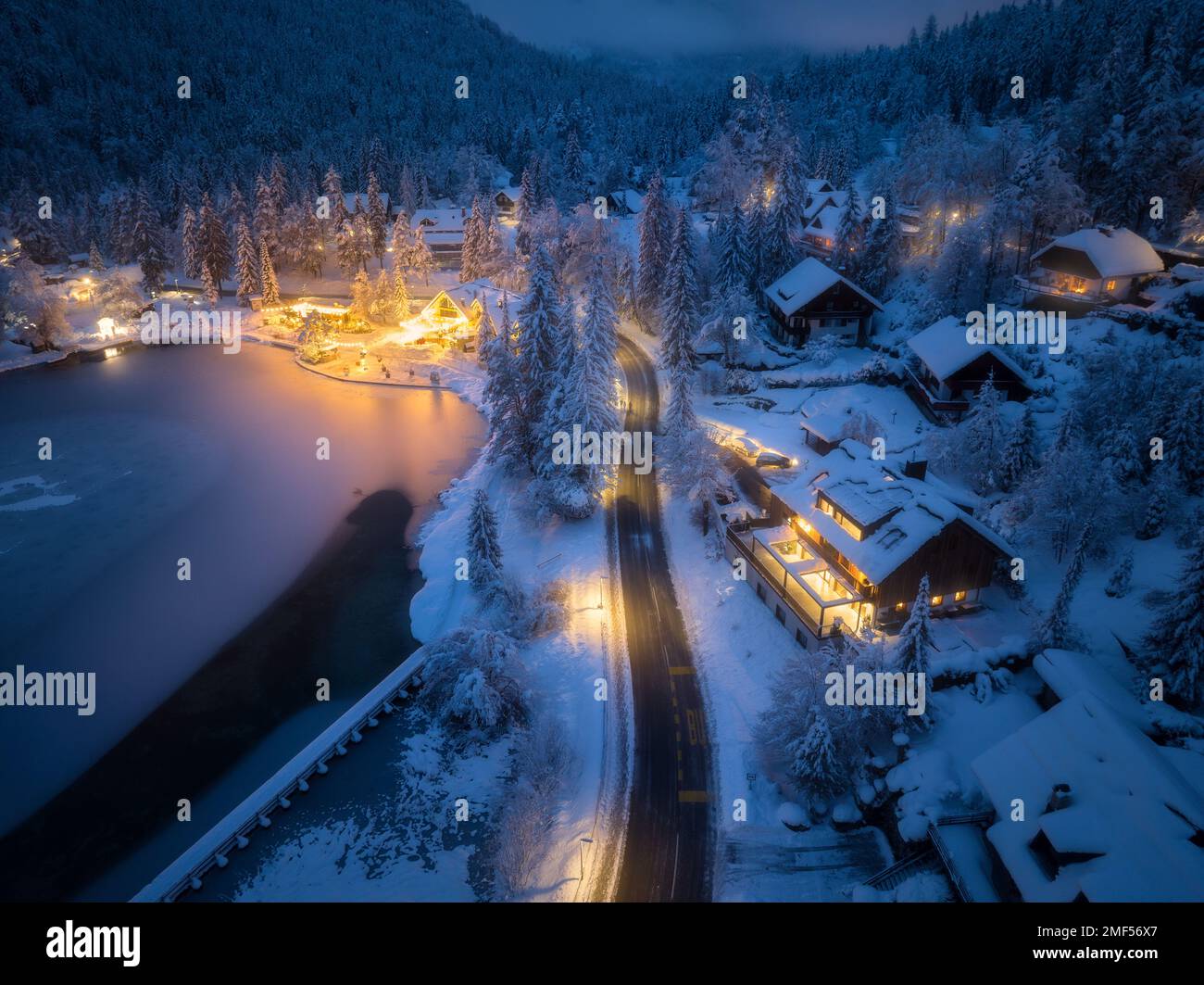 Vue aérienne de la ville dans la neige, la route, la forêt, le lac et les maisons Banque D'Images