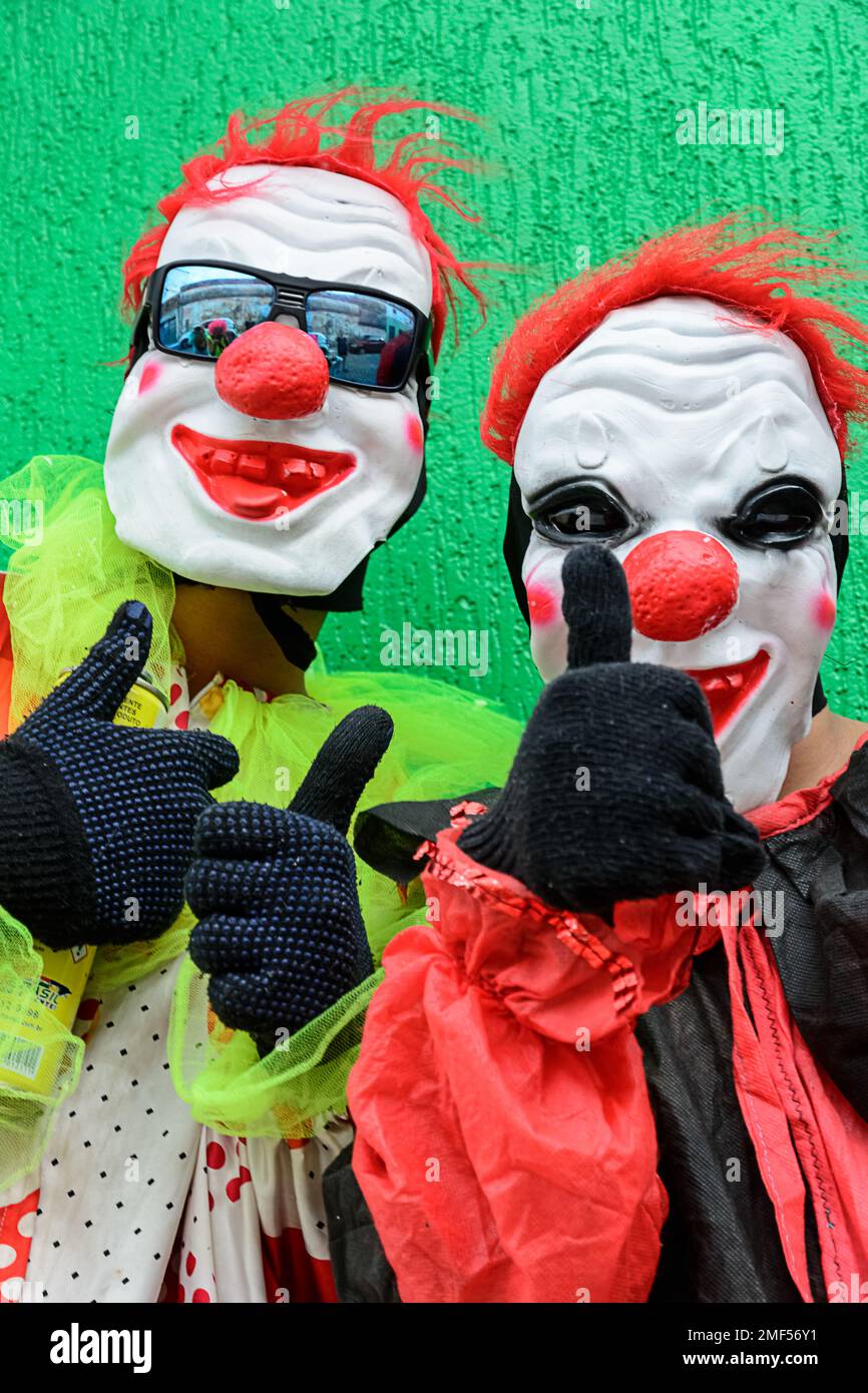 Maragogipe, Bahia, Brésil - 27 février 2017: Deux personnes avec des masques d'horreur défilant au carnaval dans la ville de Maragogipe, Bahia. Banque D'Images