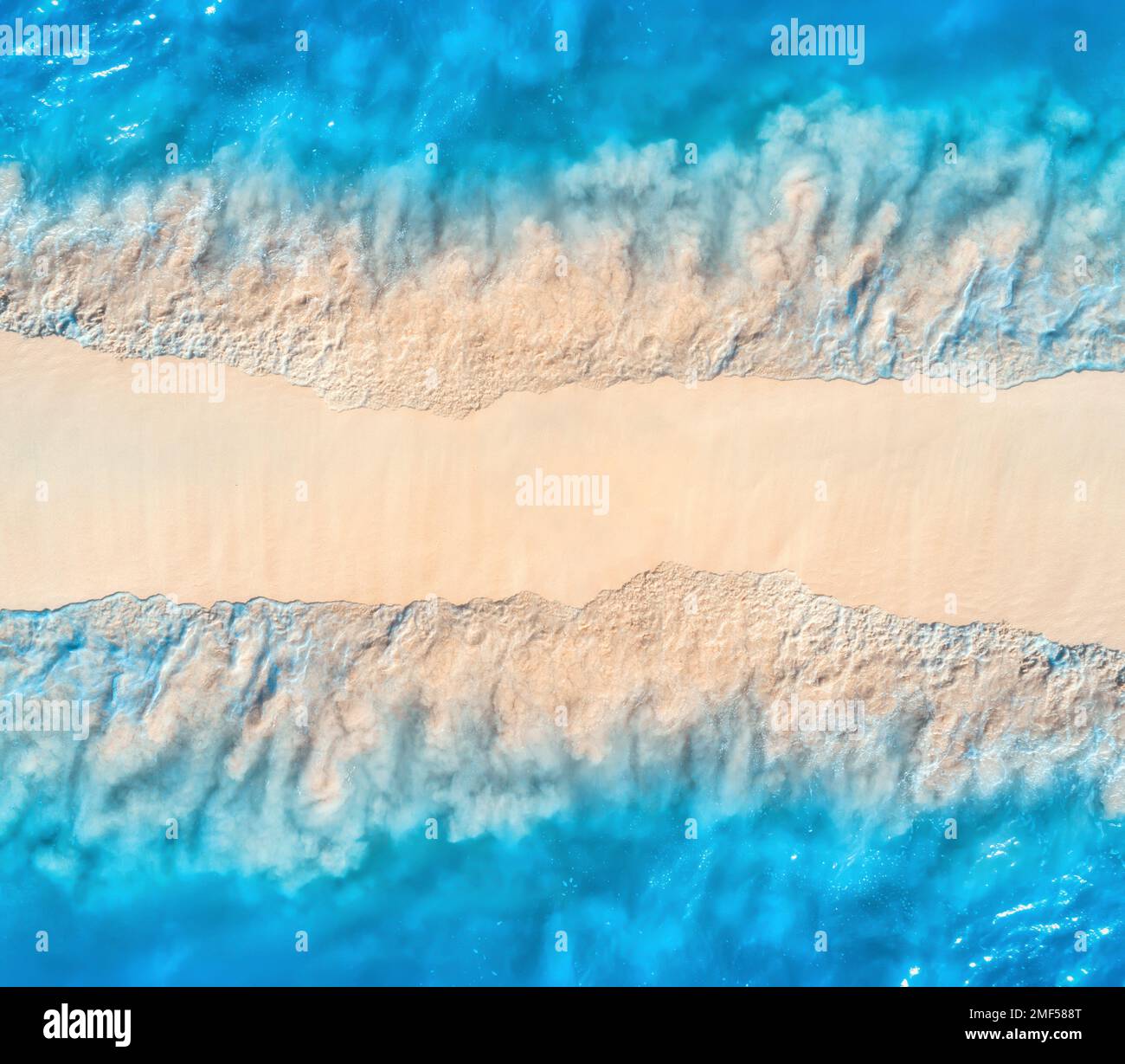 Vue aérienne de la mer bleue des deux côtés plage de sable vide Banque D'Images