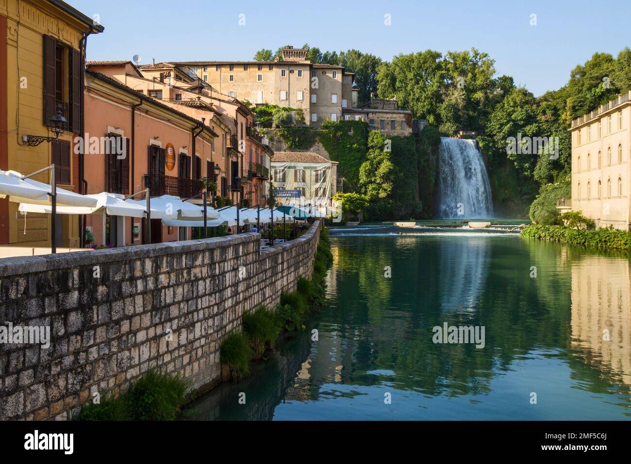 Vue sur la ville d'Isola del Liri avec le château de Boncompagni-Viscogliosi et la cascade Banque D'Images