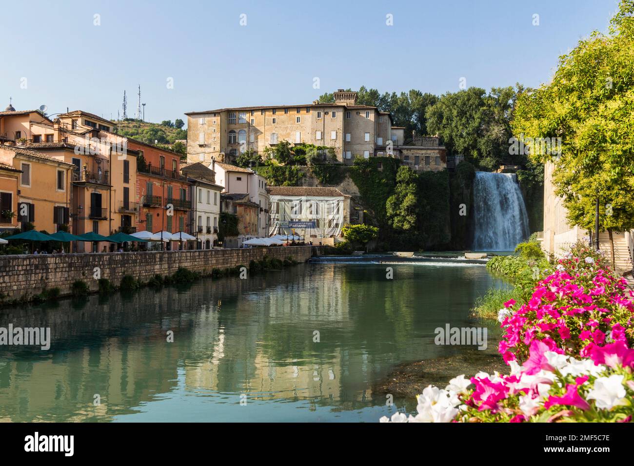 Vue sur la ville d'Isola del Liri avec le château de Boncompagni-Viscogliosi et la cascade Banque D'Images