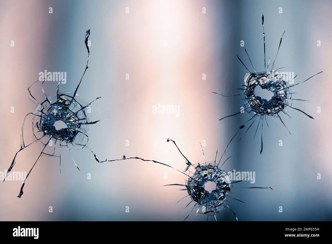 Collage de fissures dans le verre, un trou de balles dans le verre sur un fond noir. Texture de verre de fenêtre. Banque D'Images
