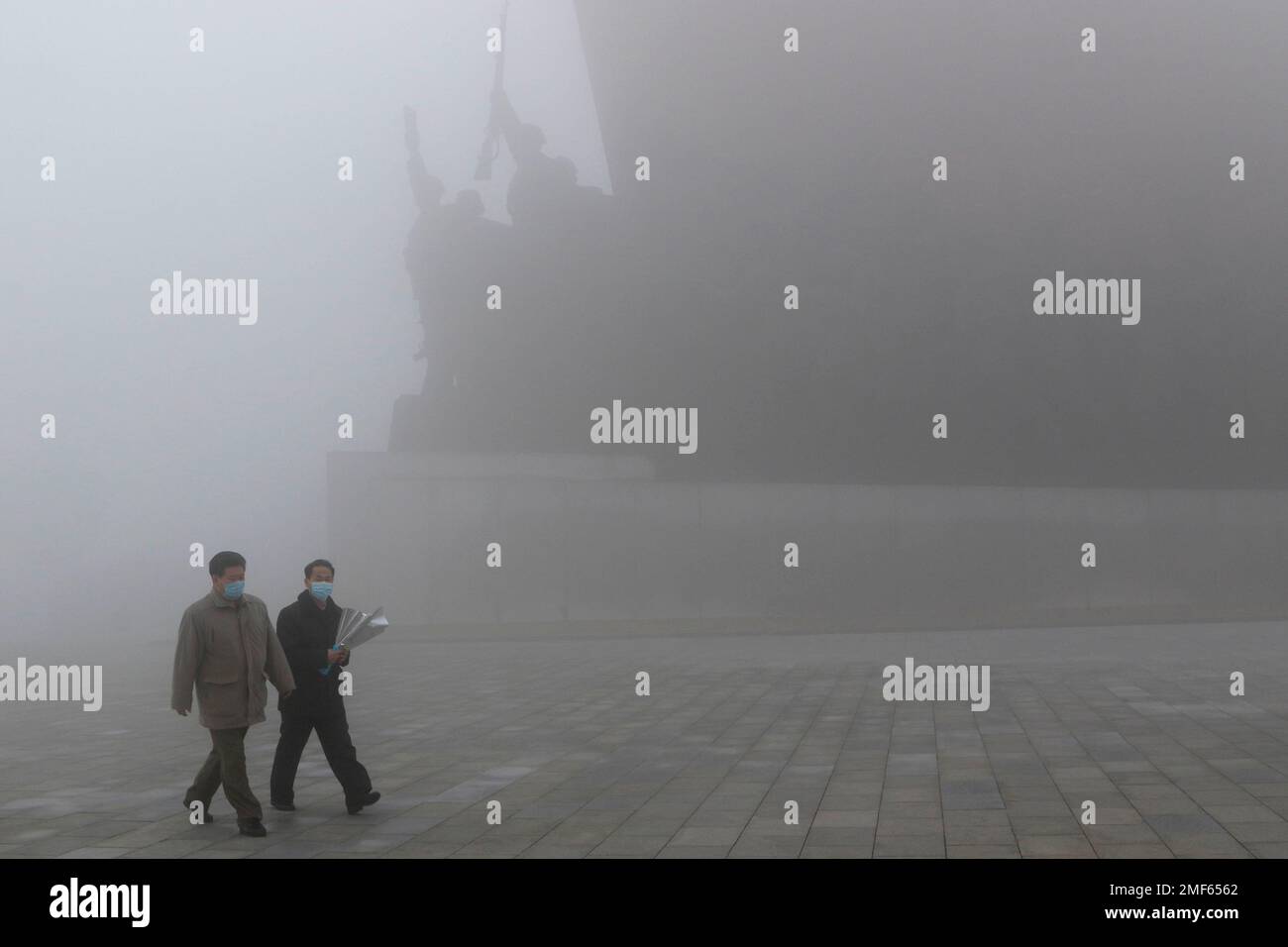 Pyongyang citizens visit Mansu Hill to pay respect to bronze statues of North Korean late leaders Kim Il Sung and Kim Jong Il in Pyongyang, North Korea Friday Feb. 12, 2021. (AP Photo/Cha Song Ho) Banque D'Images