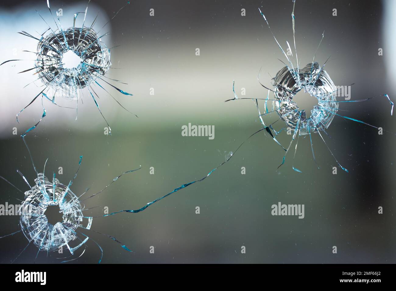 Collage de fissures dans le verre, un trou de balles dans le verre sur un fond noir. Texture de verre de fenêtre. Banque D'Images