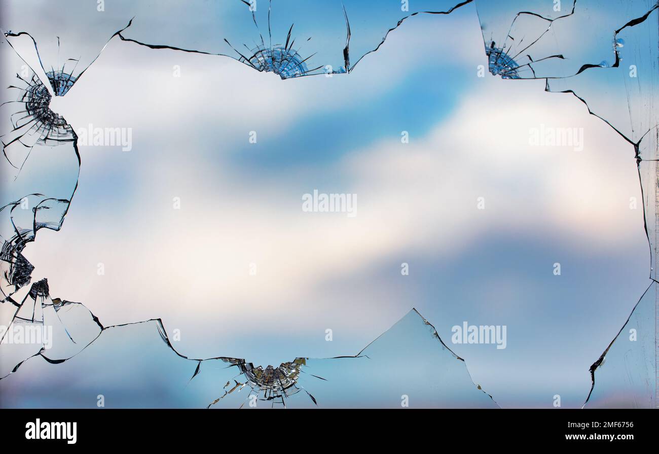Collage de fissures dans le verre, un trou de balles dans le verre sur un fond noir. Texture de verre de fenêtre. Banque D'Images