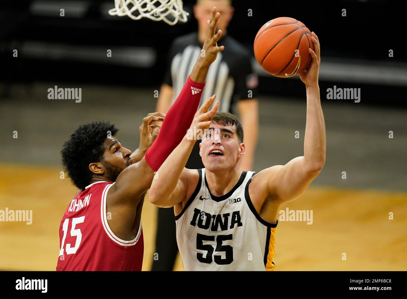 Iowa center Luka Garza drives to the basket ahead of Rutgers center Myles Johnson, left, during the first half of an NCAA college basketball game, Wednesday, Feb. 10, 2021, in Iowa City, Iowa. (AP Photo/Charlie Neibergall) Banque D'Images