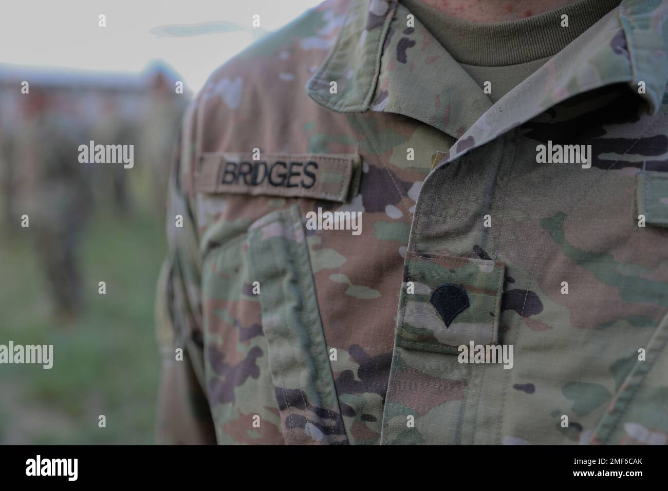 ÉTATS-UNIS Tyler Bridges, spécialiste des ressources humaines affecté à l'équipe de combat de la Brigade d'infanterie 37th, garde nationale de l'Ohio, reçoit son nouveau rang de spécialiste lors d'une cérémonie de promotion, au Camp Grayling, Michigan, le 17 août 2022. Les ponts, ainsi que trois autres soldats de l'IBCT de 37th, ont été reconnus pour son patriotisme, sa vaillance, sa fidélité et son excellence professionnelle, ainsi que pour son potentiel de leadership et son service dévoué. Banque D'Images