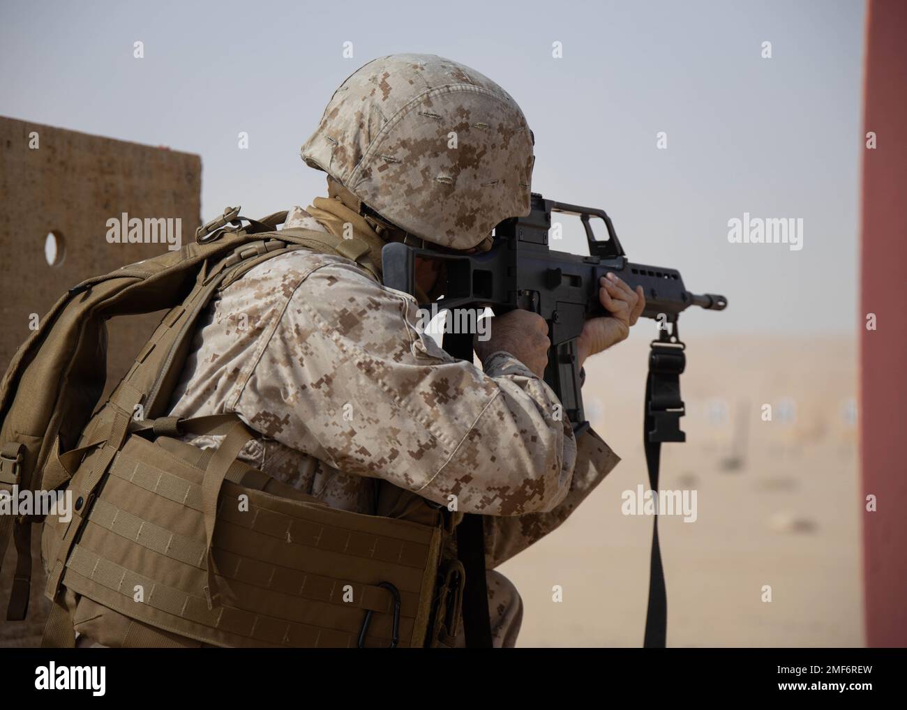 ÉTATS-UNIS Le colonel Ryan Scott du corps Marines, commandant du combat Logistics Regiment 1, 1st Marine Logistics Group, tire un fusil Heckler et Koch G36 lors d'un tir de tir au champ de tir lors de l'exercice Native Fury 22 à la base aérienne du Prince Sultan, Royaume d'Arabie saoudite, le 17 août 2022. La capacité efficace du Royaume d'Arabie saoudite de fournir l'accès et l'infrastructure nécessaires pour soutenir Native Fury 22 est une démonstration de notre forte interopérabilité et de leur engagement durable en faveur de la sécurité et de la stabilité de la région. Banque D'Images