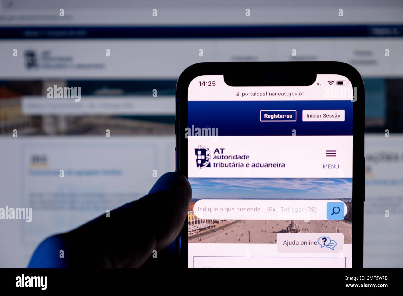 Açores, Portugal - 21.01.2023: Contributeur tenant smartphone avec IRS portugais - ' AT Autoridade Tributária e Aduaneira ' Website. Banque D'Images