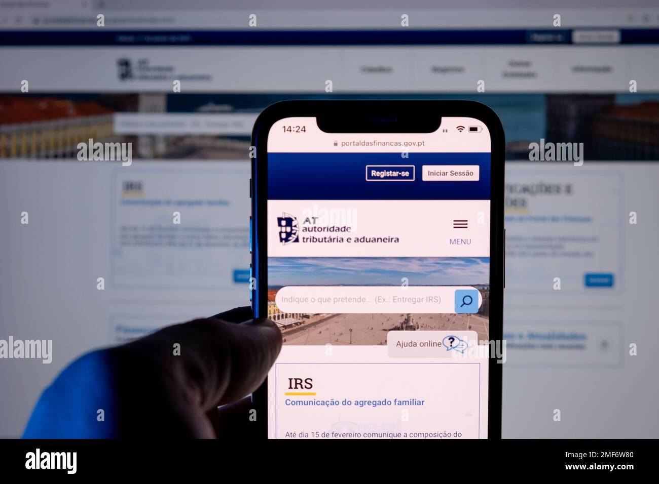 Açores, Portugal - 21.01.2023: Contributeur tenant smartphone avec IRS portugais - ' AT Autoridade Tributária e Aduaneira ' site officiel. Banque D'Images