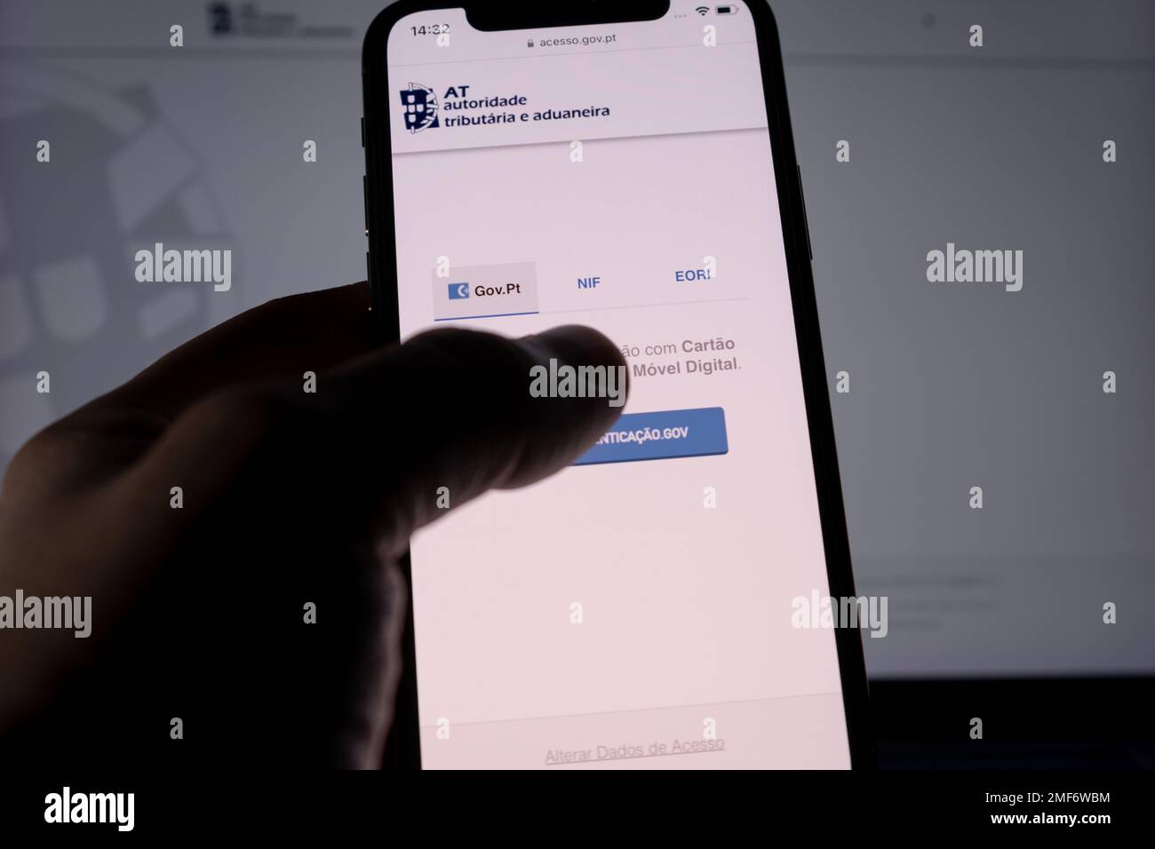 Açores, Portugal - 21.01.2023: Contributeur tenant smartphone avec IRS portugais - ' AT Autoridade Tributária e Aduaneira ' connexion au site Web. Banque D'Images
