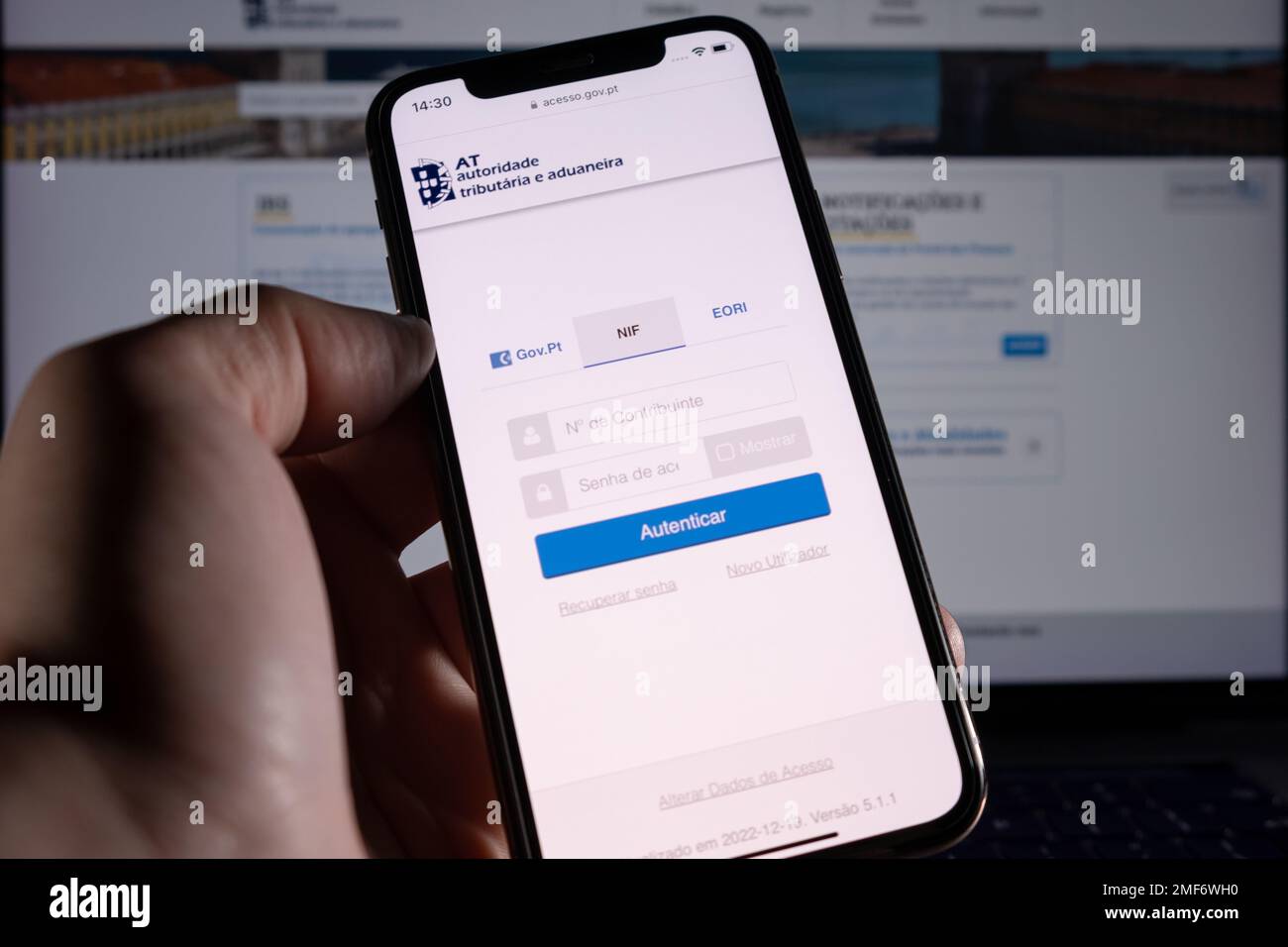 Açores, Portugal - 21.01.2023: Contributeur tenant smartphone avec IRS portugais - ' AT Autoridade Tributária e Aduaneira ' site officiel. Banque D'Images