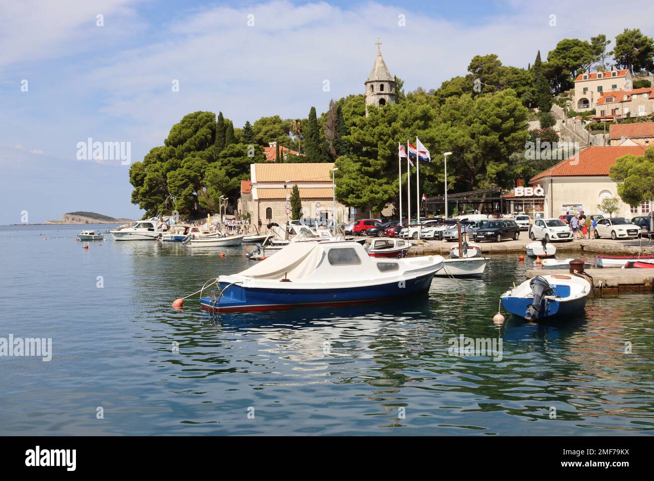 Le port Adriatique à Cavtat, Croatie populaire auprès des touristes et des propriétaires bien nantis de plusieurs millions de yachts à moteur privés. Banque D'Images