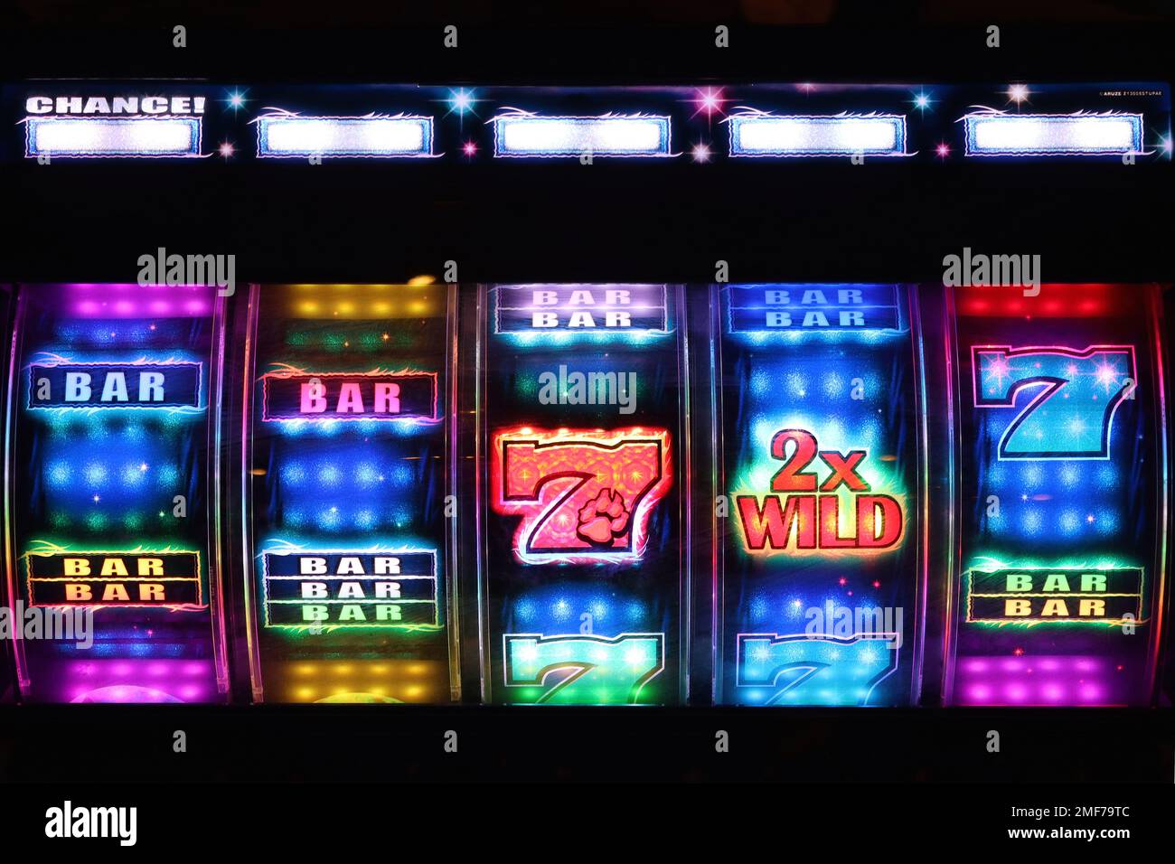 Machines de jeu d'arcade avec des roues de tambour décoratives et colorées et des graphiques à thème, attirent les punters pour jouer avec le paiement de crédit. Banque D'Images