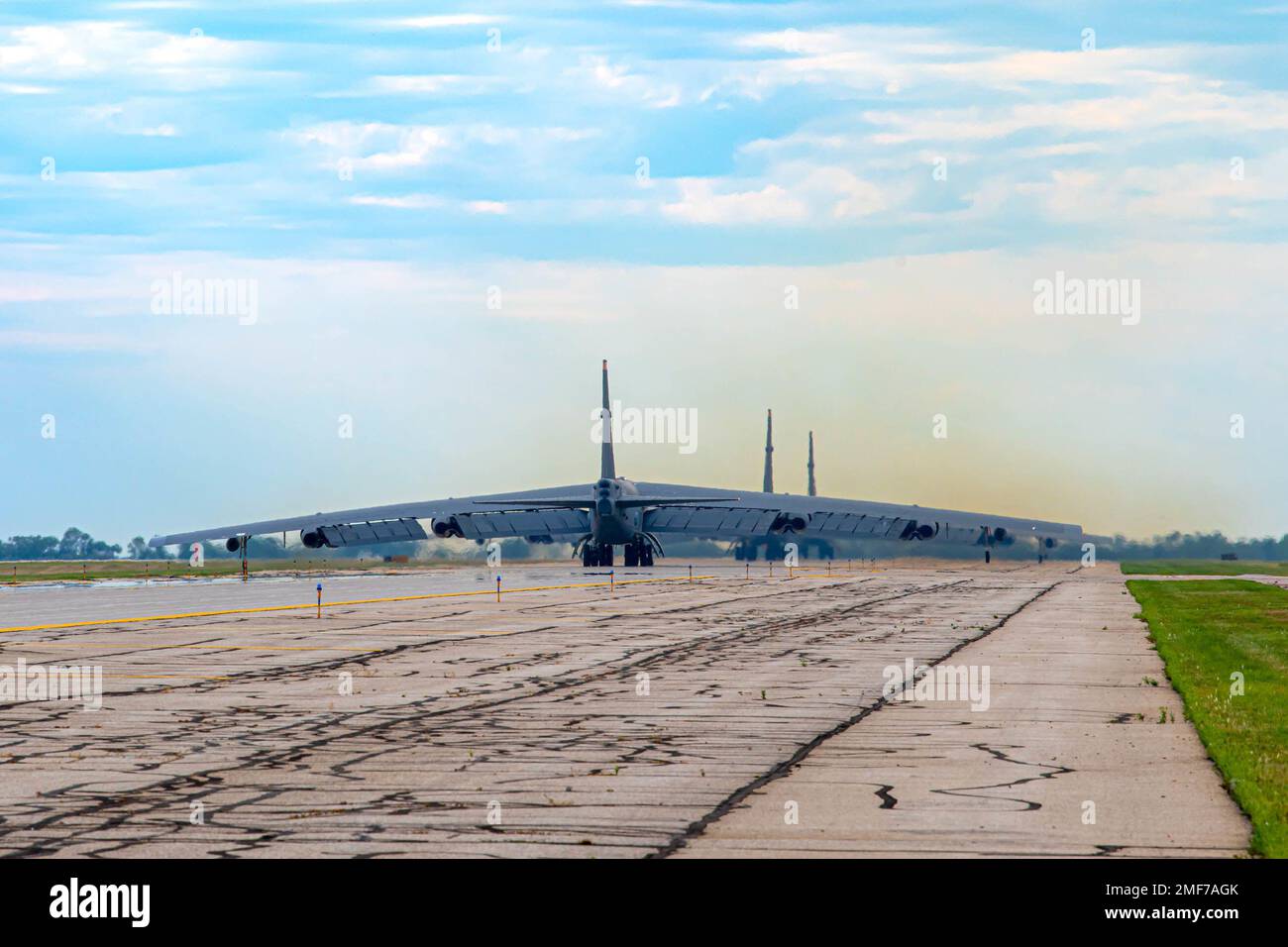 B-52H StratoFortress AirCrafts taxi le long du tablier de stationnement de masse à la Minot Air Force, Dakota du Nord, le 17 août 2022. Le déploiement temporaire de bombardiers stratégiques démontre la flexibilité, la disponibilité et la dissuasion mondiale et renforce les compétences et les relations nécessaires pour relever les défis mondiaux. Banque D'Images