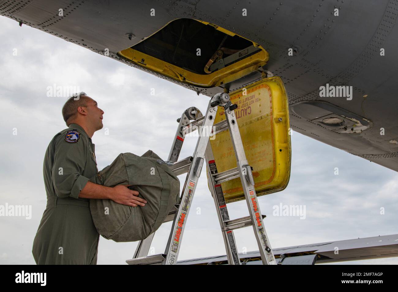 Un pilote de la 5th Bombb Wing rachasse des bagages sur la B-52H Stratoforteresse pour une prochaine mission de la Force opérationnelle d'bombardier à la base aérienne de Minot, Dakota du Nord, le 17 août 2022. Le BTF s’est intégré aux alliés pour démontrer la capacité du bombardier à fonctionner sur de longues distances. Banque D'Images