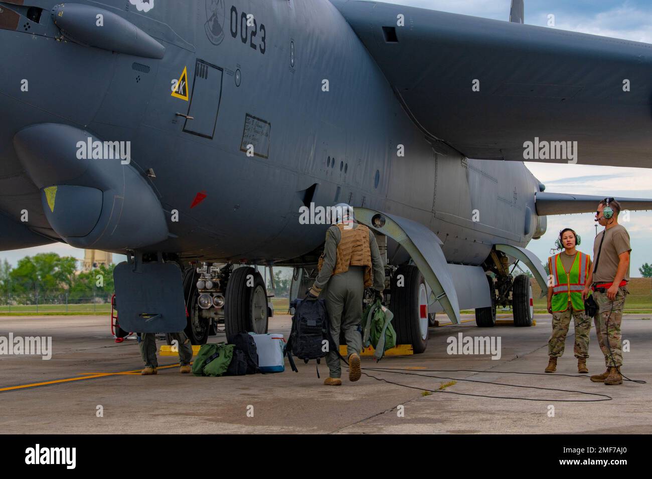 5th des pilotes de l'escadre Bomb embarquent à bord de la B-52H Stratoforteresse pour une prochaine mission de la Force opérationnelle d'bombardier à la base aérienne de Minot, Dakota du Nord, le 17 août 2022. La BTF s’est intégrée avec des partenaires et des alliés pour démontrer la capacité du bombardier à fonctionner sur de longues distances. Banque D'Images