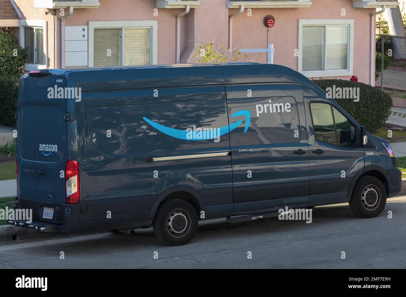 Fourgon de livraison Amazon Prime montré garé dans un quartier résidentiel de la ville de Pasadena, comté de Los Angeles. Banque D'Images