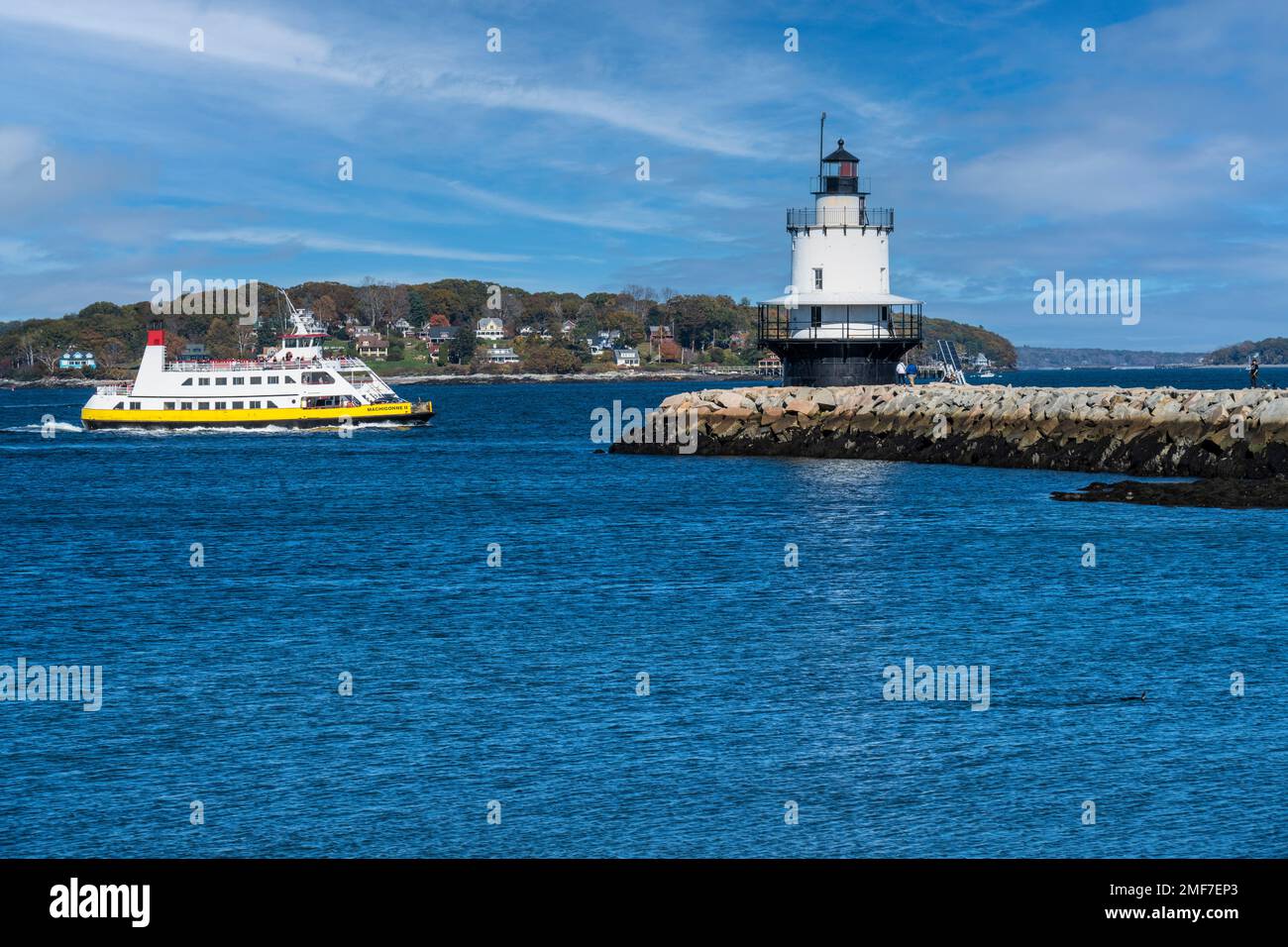 Srping point Ledge Light dans le sud de Portland, Maine avec un brise-lames de 900 pieds en granit qui le relie à la terre avec le bateau de ferry Casco Bay Line Banque D'Images
