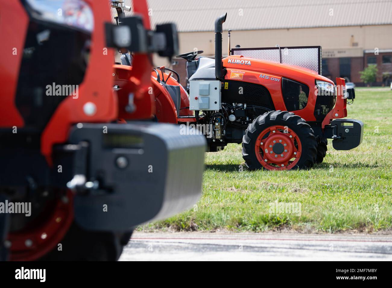 Deux tracteurs stationnés autonomes sont installés sur la ligne de vol de la base aérienne Scott, Illinois, le 17 août 2022, avant une démonstration opérationnelle donnée par Sabanto Agriculture aux membres de l'escadron du génie civil 375th sur la base aérienne Scott, Illinois, le 17 août 2022. Les deux tondeuses étaient équipées d'un équipement sur l'attelage arrière pour tondre une section d'herbe sur la ligne de vol et nettoyer les objets et débris avant. Banque D'Images