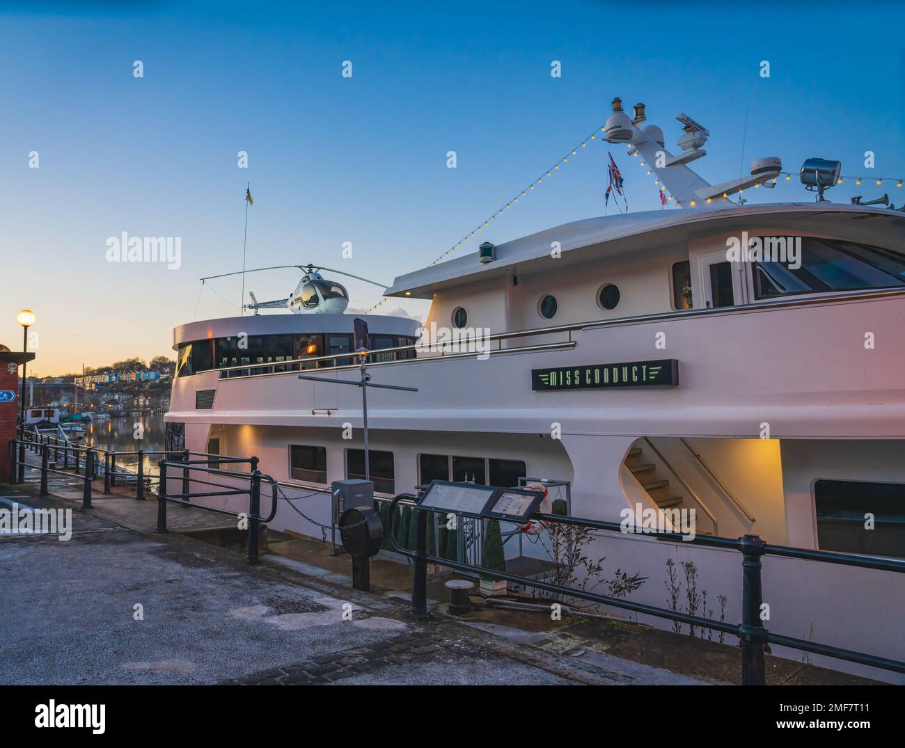 Mlle conduire le bateau avec son propre hélicoptère à Docks à Bristol Banque D'Images