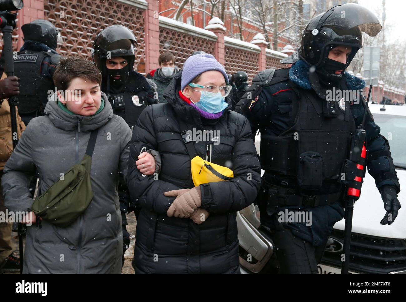 Police officers detain people during a protest near the Matrosskaya Tishina prison where Alexei Navalny is being held, in Moscow, Russia, on Sunday, Jan. 31, 2021. Chanting slogans against President Vladimir Putin, thousands of people took to the streets Sunday across Russia's vast expanse to demand the release of jailed opposition leader Alexei Navalny, keeping up the nationwide protests that have rattled the Kremlin. Over 1,600 were detained by police, according to a monitoring group. (AP Photo/Alexander Zemlianichenko) Banque D'Images