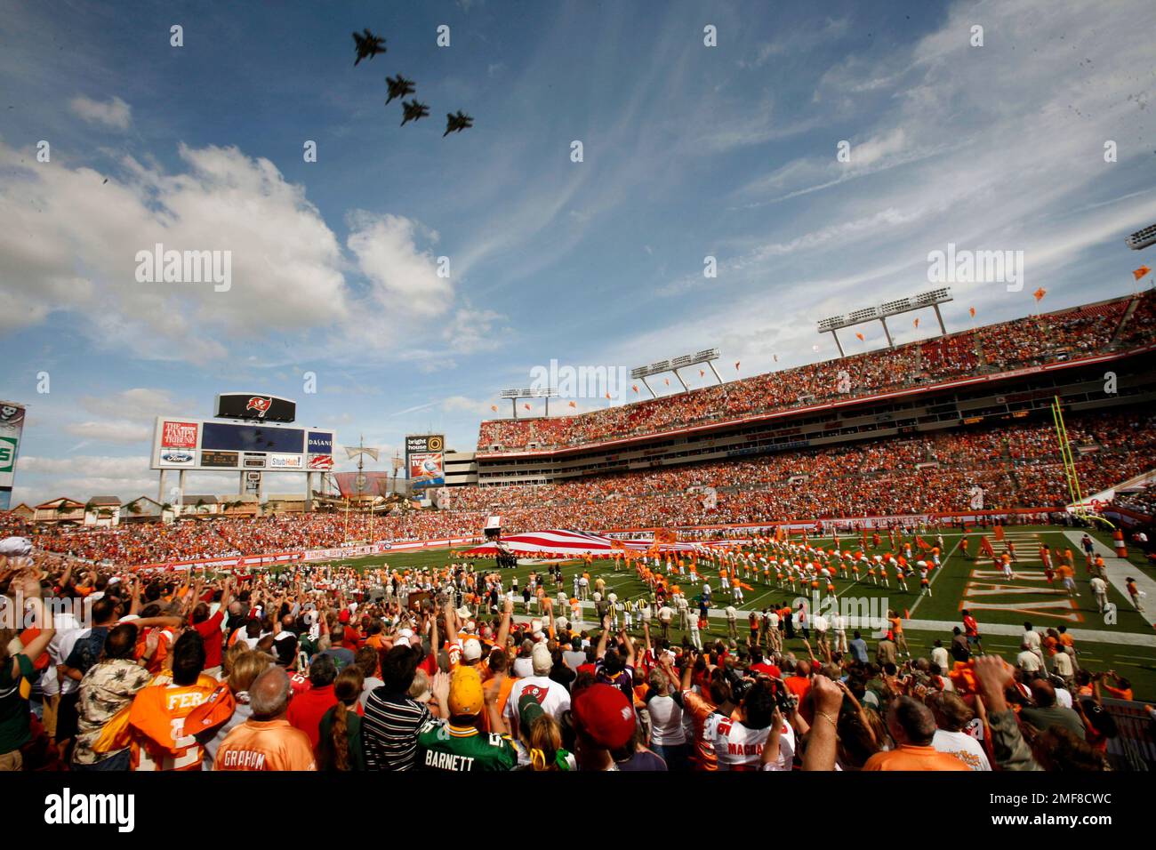 FILE - Tampa Bay Buccaneers fans cheer during a military fly over before an NFL football game against the Green Bay Packers in Tampa, in this Sunday, Nov. 8, 2009, file photo. Hall of Famer Warren Sapp wishes the Tampa Bay Buccaneers could pack the stands for the first Super Bowl played in a host team’s home stadium. (AP Photo/Brian Blanco, File) Banque D'Images