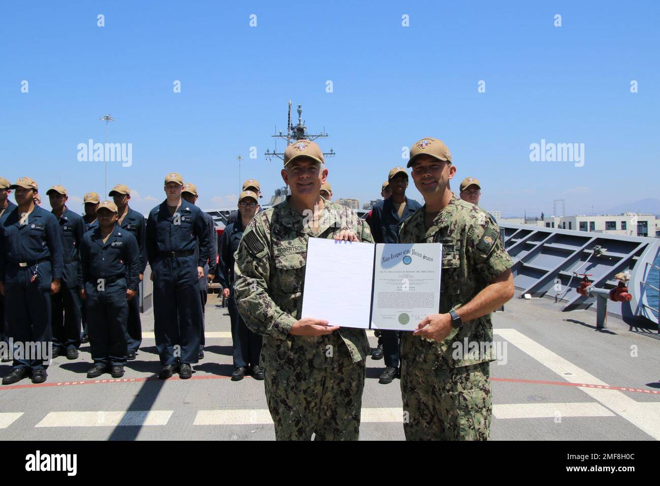 SAN DIEGO (17 août 2022) Lcdr. Kyle S. Combs, Jr., originaire de Galveston, Texas, affecté au croiseur de classe Ticonderoga USS Princeton (CG 59) à titre d'agent d'approvisionnement, reçoit le prix du vice-SMA Robert F. Batchelder pour Princeton, août 17. Princeton est actuellement en bord de mer dans son homeport de San Diego. Banque D'Images