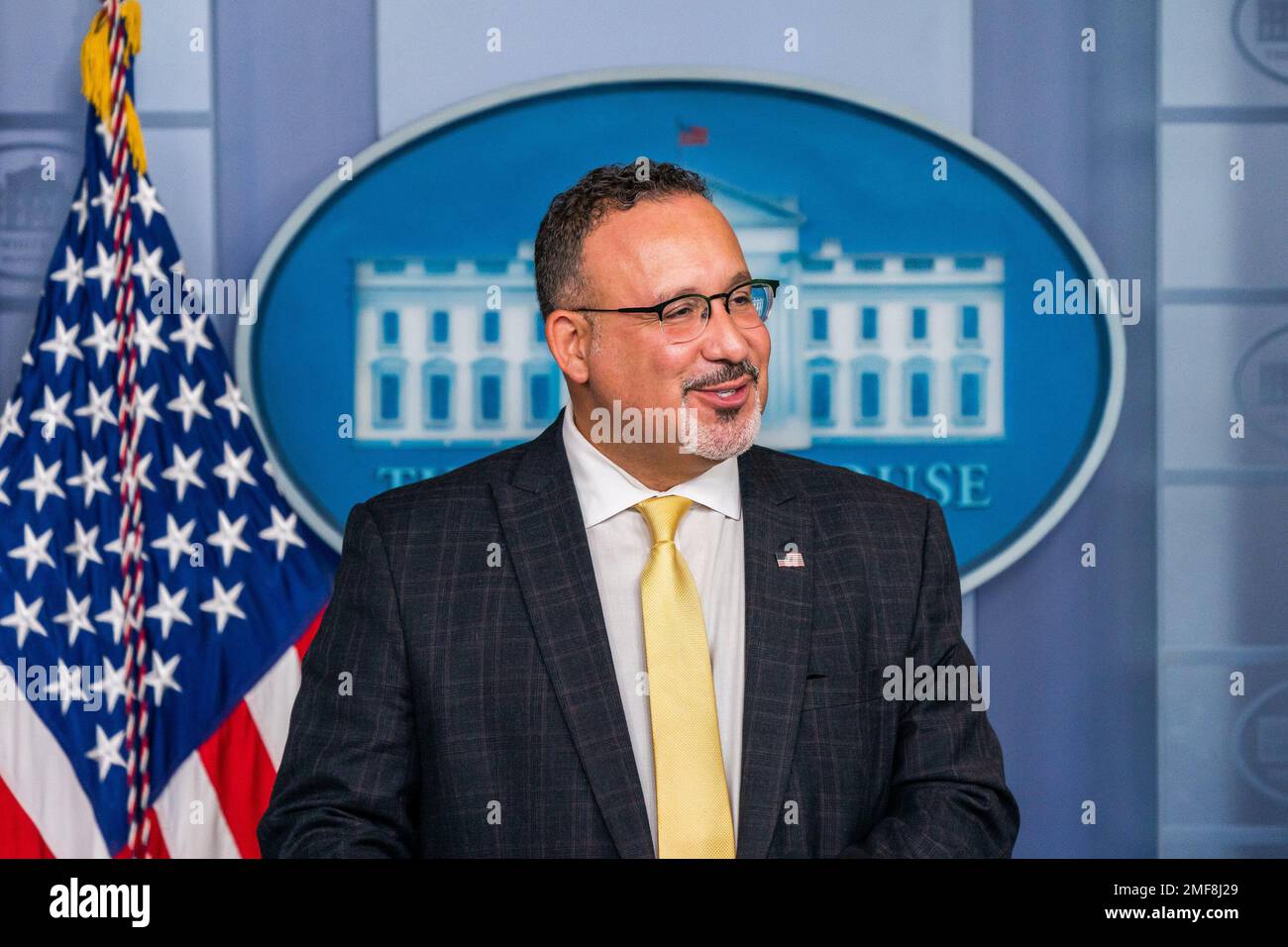 Reportage: Le secrétaire à l'éducation Miguel Cardona parle avec les journalistes lors d'un exposé de presse le jeudi 5 août 2021, dans la salle d'information de presse James S. Brady, s'adressant aux journalistes, s'adressant à la presse Banque D'Images