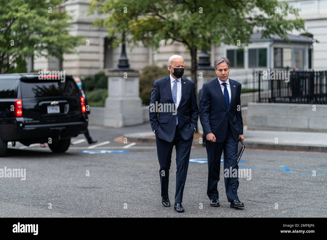 Reportage: Le président Joe Biden marche avec le secrétaire d'État Antony Blinken de l'autre côté de l'avenue de l'exécutif ouest à la Maison Blanche, mardi, 12 octobre 2021 Banque D'Images