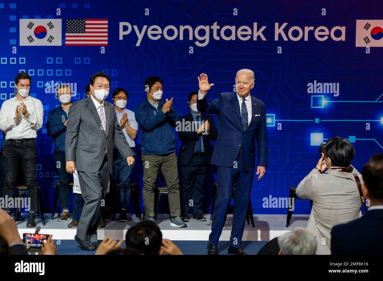 Reportage: Le président Joe Biden et le président sud-coréen Yoon Suk Yeol partent après avoir prononcé un discours, vendredi, 20 mai 2022, au campus de Samsung Electronics Pyeongtaek à Pyeongtaek, en Corée du Sud Banque D'Images
